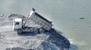 Хорошая работа самосвала SHACMAN - Многие перевозят горную породу, засыпая озеро колесным погрузчико