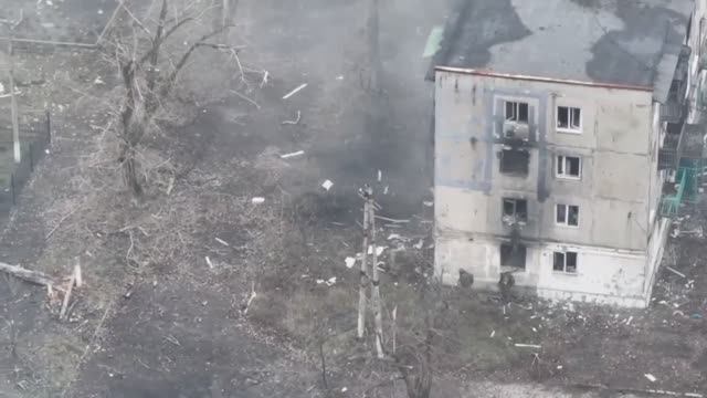 Работа ВКС и "Торнадо-С" по л/с ВСУ, пытающегося укрыться в н. п. Родинское на Донбассе. смотреть онлайн