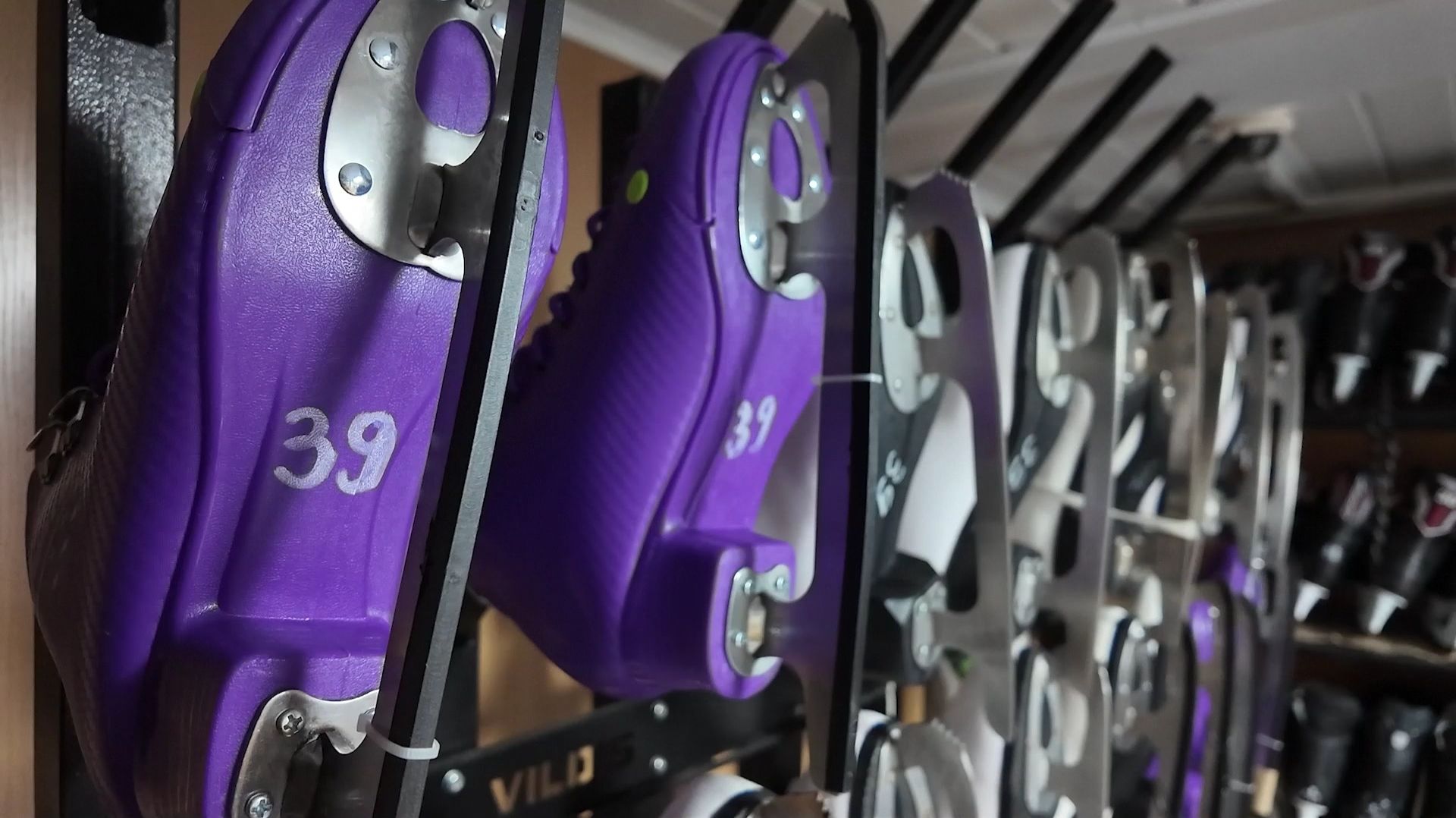 В 6-м микрорайоне Пыть-Яха начал работу каток с пунктом проката коньков смотреть онлайн