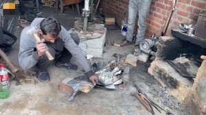 Производство лопат из старых рельсов. Пакистан.