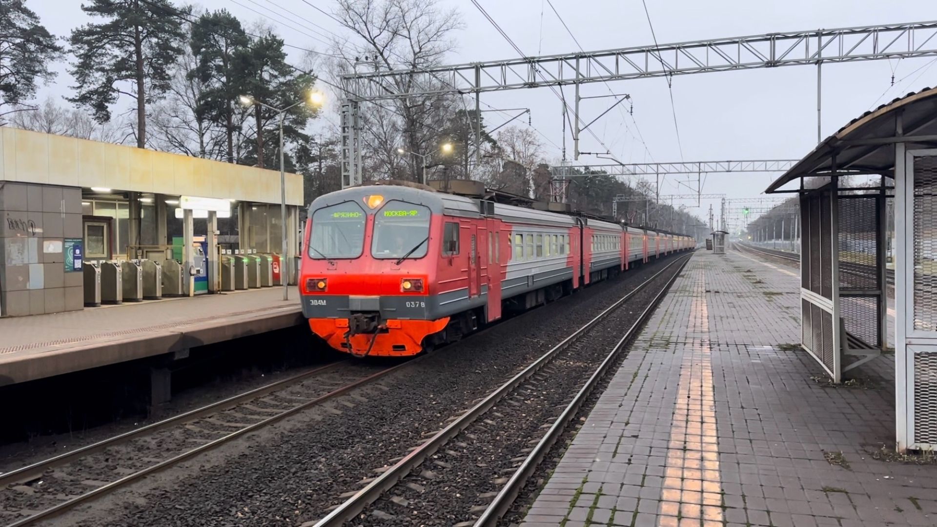 «Встреча!» Электропоезда ЭД4М-0378 и 0372 на пл.Тайнинская, декабрь 2025 года смотреть онлайн