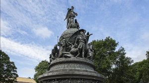 (из видео Ильи Герасимова "Председателя СНТ")о трех образах("идолах")на памятнике "ТысячеЛЕТию РУСи"