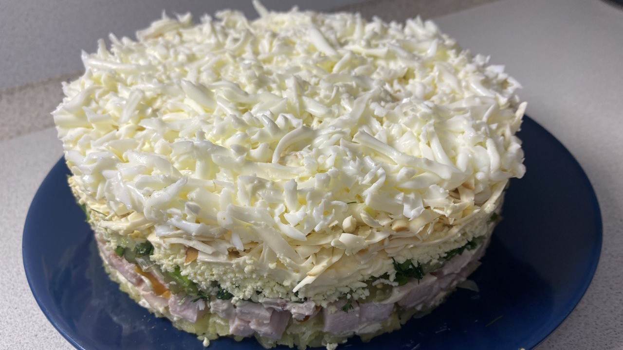 Салат к празднику с копчёной куриной грудкой и колбасным сыром...25-12-2025 смотреть онлайн