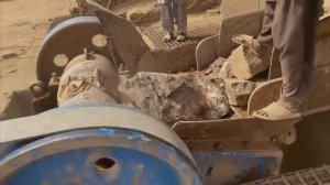 Процесс дробления огромных камней. Очень приятный процесс дробления камня с помощью щековой дробилки