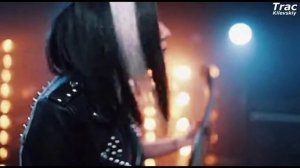 Просто молодая девушка играет хэви-метал на бас-гитаре