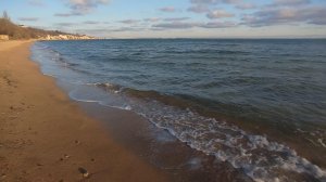 Зимний берег моря и последний луч заходящего солнца