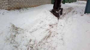 Чистим снег на минитракторе. Первый пробный выезд