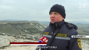 Крымские спасатели развернули три флага на вершине Белой скалы