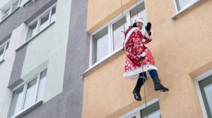 Деды Морозы-альпинисты МЧС поздравили с Новым годом пациентов детской больницы в Кемерово