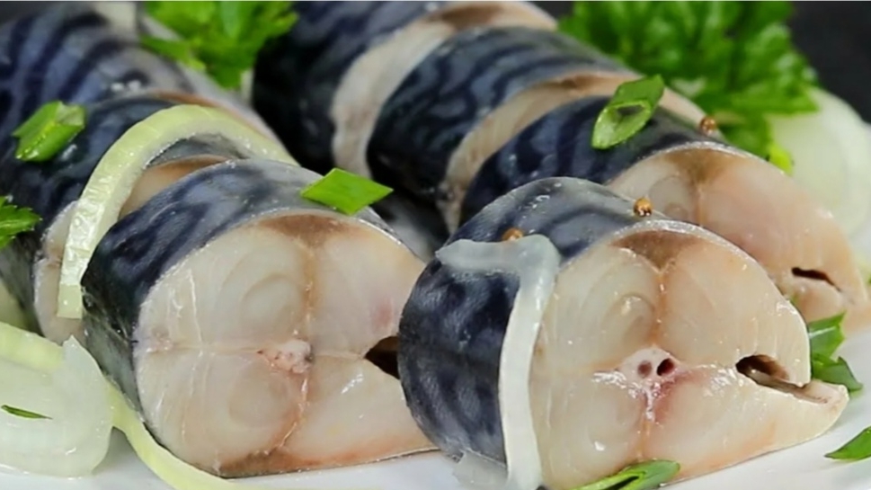 Маринованная скумбрия с луком в банке. смотреть онлайн