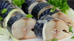 Маринованная скумбрия с луком в банке.