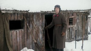 Русский снайпер увидел как грузовик катится в толпу солдат и метким выстрелом прострелил ей колеса