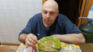Мукбанг. Гороховый суп, колбаса и морс. Почему донские казаки селёдку коХВием запивают.