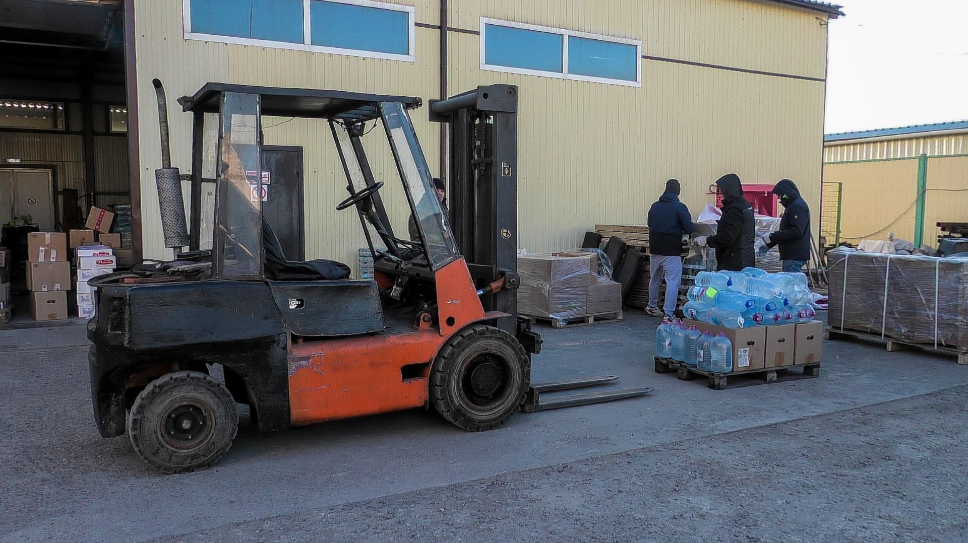 В зону СВО отправлен новогодний конвой смотреть онлайн
