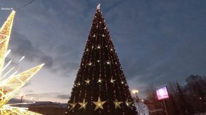 Новогодняя ёлка на площади Ленина в Южно-Сахалинске.mp4