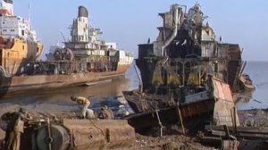 Как разбирают корабли в Индии.