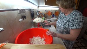 Влог. Квасим капусту натуральным способом. И дело делаем и разговариваем .