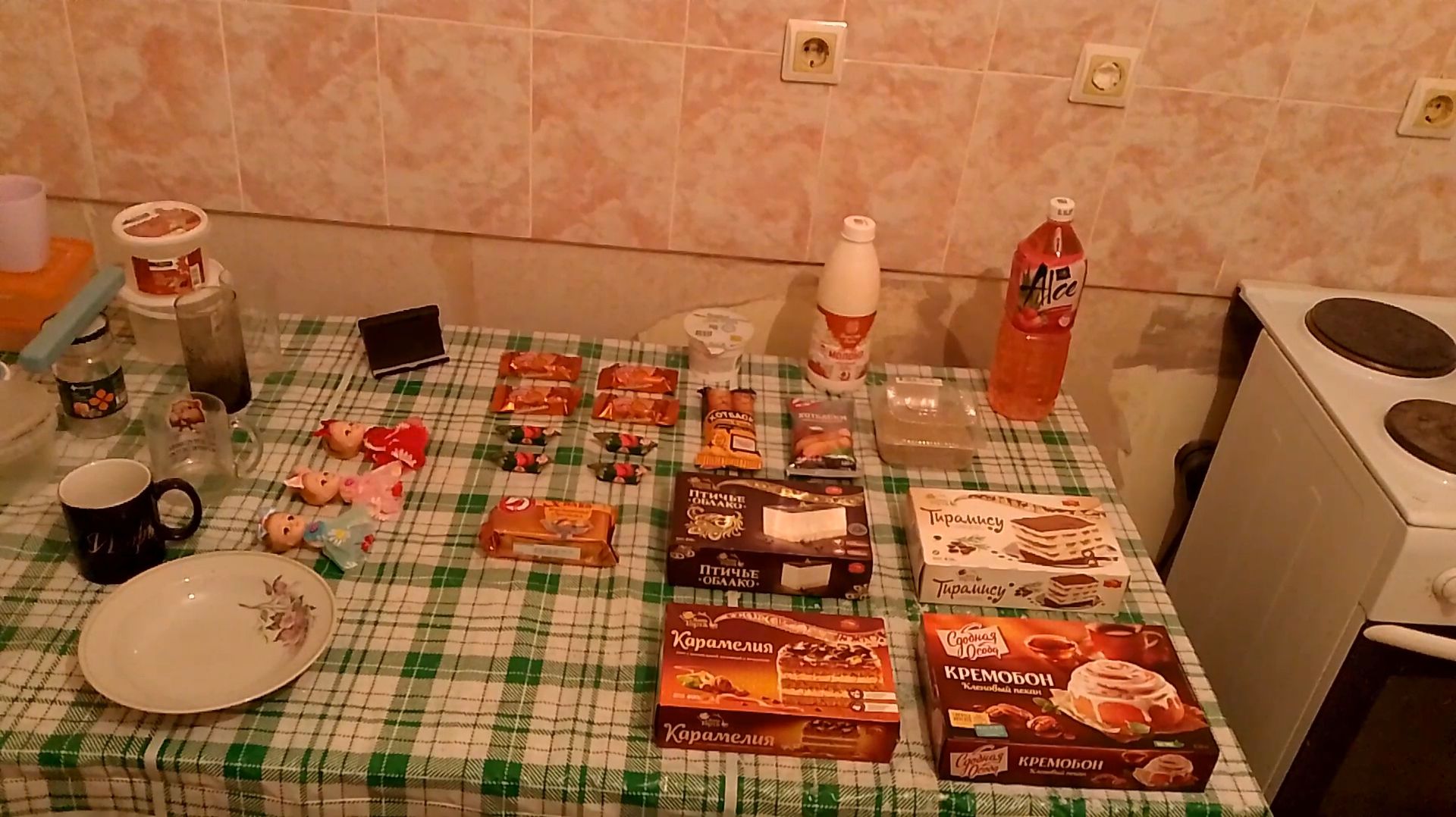 Кремобон+Торты Карамелия+Птичье Облако+Десерт Италия Тирамису+Сосиски В Тесте+Конфеты+Напитки(24.25) смотреть онлайн