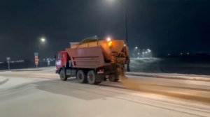 В КБР проводится обработка дорог противогололёдным материалом