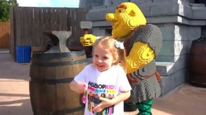 Настя в парке развлечений для детей Леголенд с друзьями