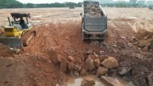 Часть 52| Лучшая техника и навыки оператора в строительстве: Бульдозер, толкающий камень, самосвал!