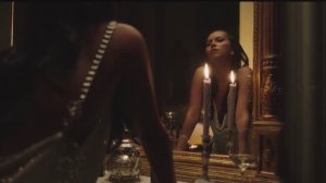 Полу голая девушка хочет при свечах раздеться