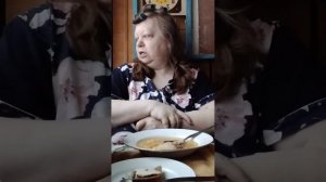 Мукбанг  в бигудях_ очень страшно😉