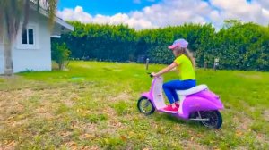 Настя и папа изучают диких животных в зоопарке