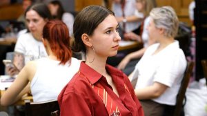 Психолог рассказал о способах преодоления социальной тревожности на корпоративе