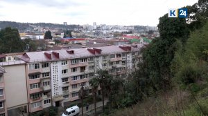 Отвесным обрывом около многоэтажки на улице Пасечной обеспокоены жители Сочи