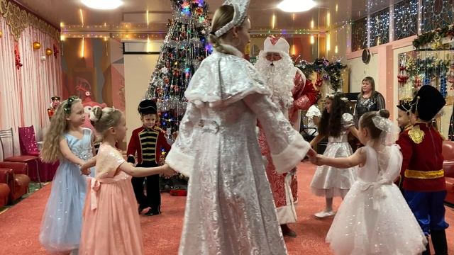 Игра  "Ходит Дедушка Мороз" ( О.Воеводина) Группа №6 "Искорки"