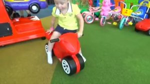 Настя играет в парке аттракционов