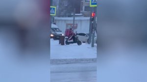 В югорском интернете заметили Деда Мороза в доставке