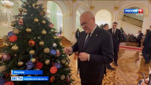 Губернатор Кировской области  Александр Соколов снял с кремлевской елки три шара с детскими мечтами