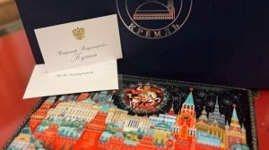 Захарова поделилась фотографией подаренной Путиным шкатулки