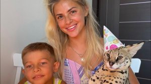 Сервал залезла в коробку и грызет пенопласт ♀️ опять кусается !