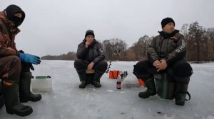 ЖЕРЛИЦЫ СТРЕЛЯЮТ! Балансиры работают! ПЕРВЫЙ ЛЁД 2025 Зимняя РЫБАЛКА НА ЩУКУ