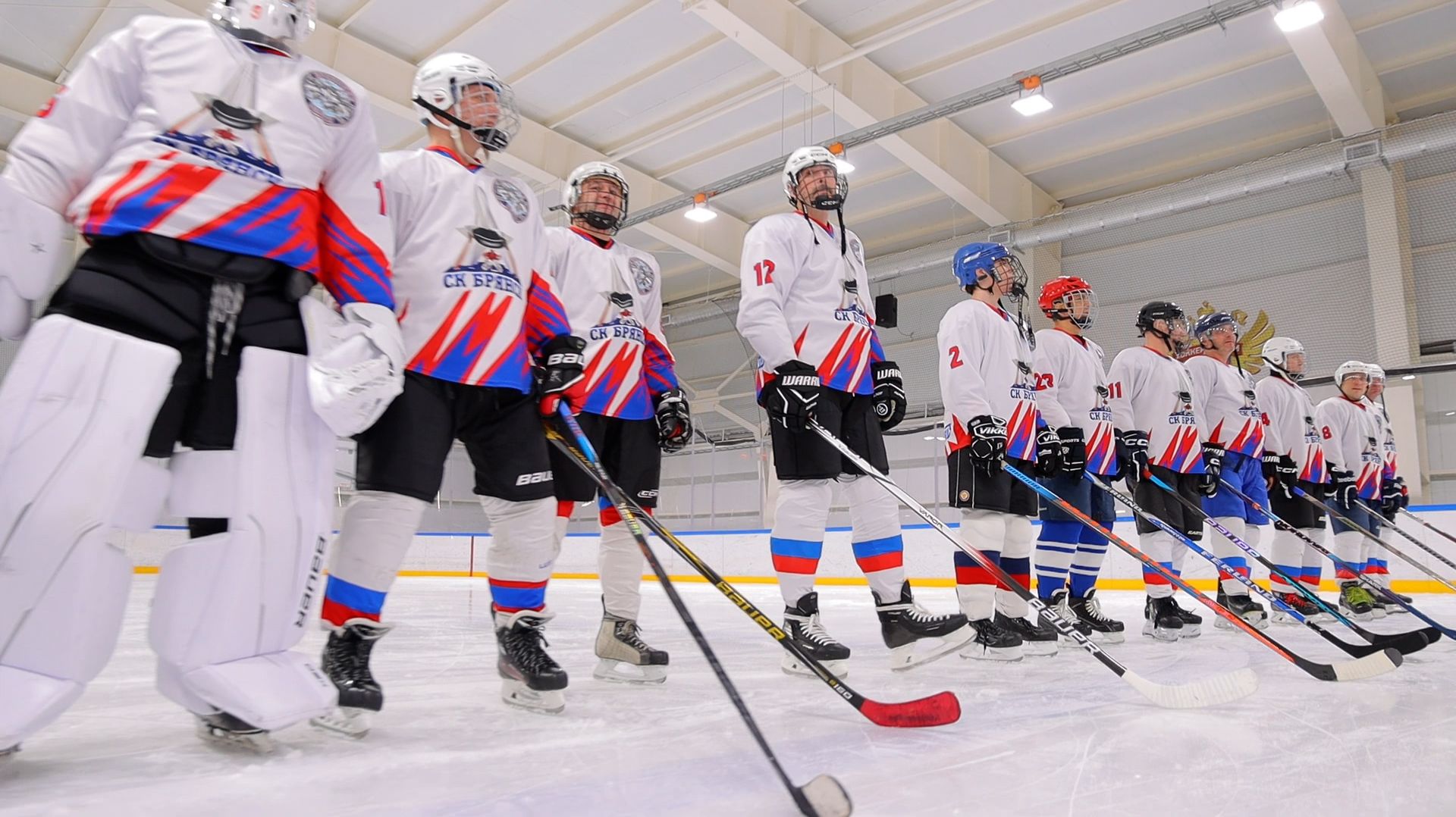 В Брянске состоялся товарищеский хоккейный матч между командой «Брянские волки» и клубом «Щит» смотреть онлайн