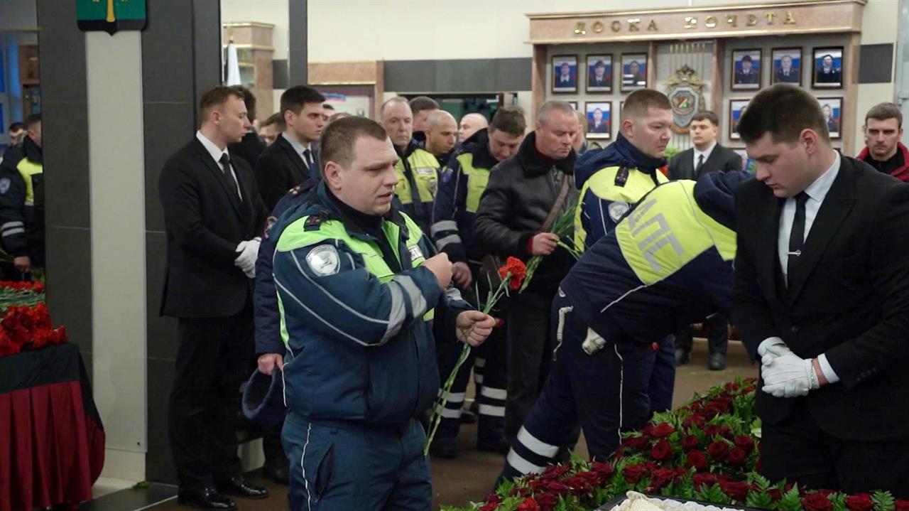 В Москве простились с полицейскими, погибшими в результате взрыва в ночь на среду. смотреть онлайн
