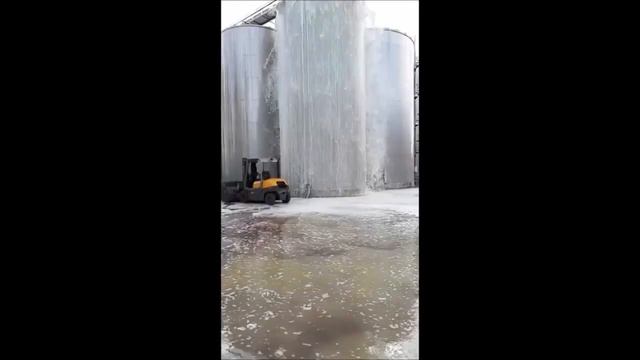 На итальянском заводе взорвалась цистерна с игристым смотреть онлайн