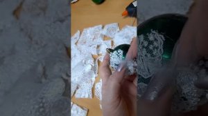 Декорирую шар на елку.