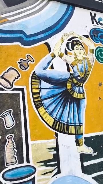 Вот так выглядит правительсвенное здание в Индии полуторамиллионного города г.Пудучерри.