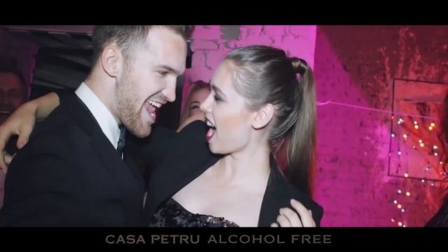 Нас объединяет не алкоголь, а счастливые моменты! смотреть онлайн