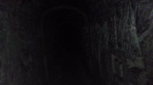 В пещерном храме в меловой горе, пытаюсь забраться в отдалённые патерны, всё завалено