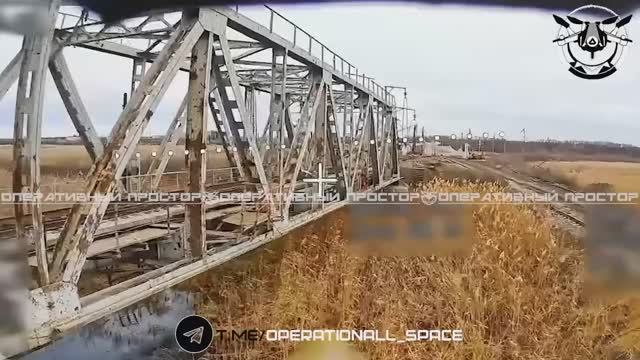 В районе Купянска на ж/д мосту ВСУшник словил хедшот смотреть онлайн