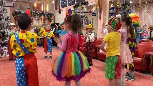 Песня "Что за праздник Новый год?" Группа №7 "Светлячки"