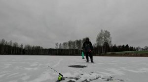 Первый лед на озере, рыбы нет )