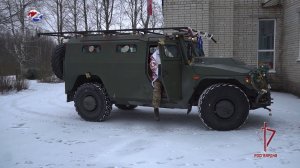 Сотрудник ОМОНа поздравил школьников из Святозеро в образе Деда Мороза