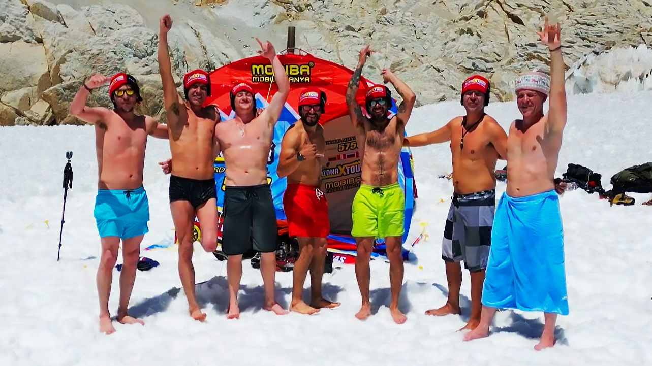 Мобиба установила новый мировой рекорд! Мобильная баня Мобиба на высоте 5731 м смотреть онлайн