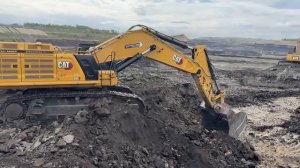 Экскаватор Cat 395 загружает вскрышные породы на 4-осные грузовики Mercedes и MAN 💥